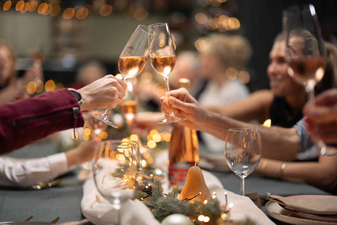 Proosten op een gezellig kerstdiner